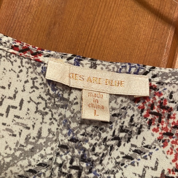 Beautiful addition to any wardrobe! Red and blue accent blouse. Lightweight - Picture 2 of 4